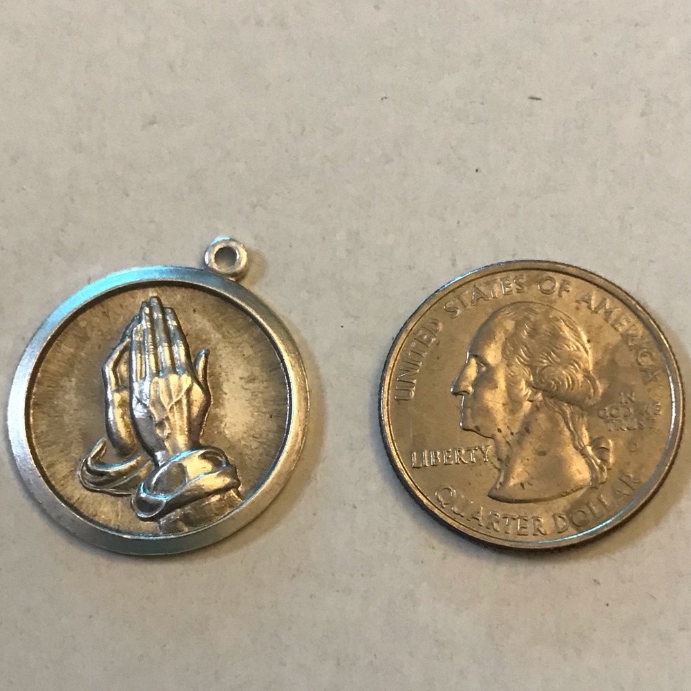 STERLING FILLED VINTAGE SERENITY PRAYER / PRAYING HANDS RELIGIOUS PENDANT CHARM